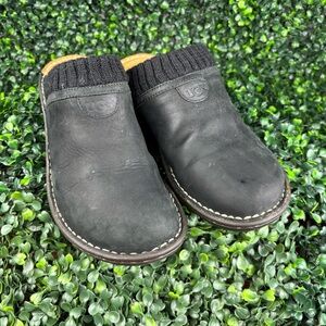UGG GAEL CLOG BLACK LEATHER Size 8 Woman